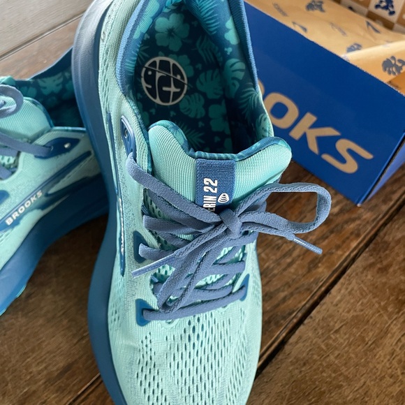 Brooks Women’s Glycerin Running Shoes - Disney’s Stitch - Picture 2 of 12